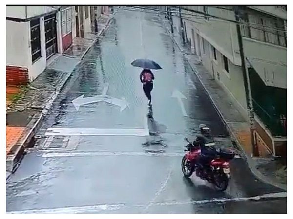 ACOSO: motoca persigue a una chica para manosearla