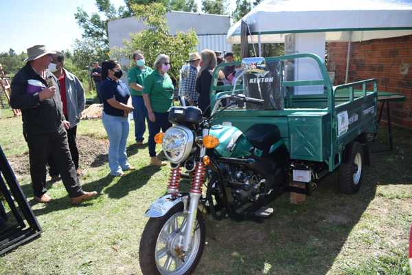 Pequeños productores de Ayolas reciben equipamientos para mejorar exposición y venta de rubros hortigranjeros