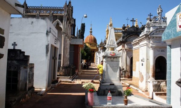 Celebran Día de Todos los Santos con agendamientos en cementerios