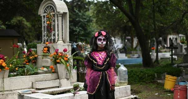 La Nación / México celebra el Día de Muertos con restricciones y enlutado por el COVID-19