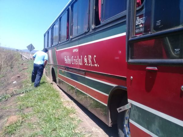 Colectivo pierde rueda en pleno movimiento en Paraguarí - Nacionales - ABC Color