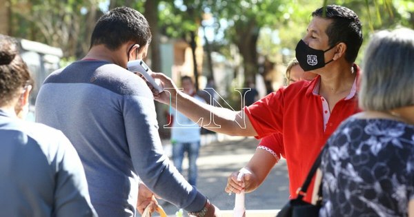 La Nación / Feligreses visitan cementerios bajo un estricto control sanitario