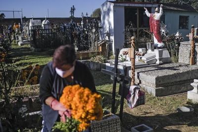 México celebra el Día de Muertos con restricciones y enlutado por el covid-19 - Mundo - ABC Color