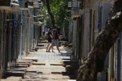 Respetuosa visita a los cementerios - Nacionales - ABC Color