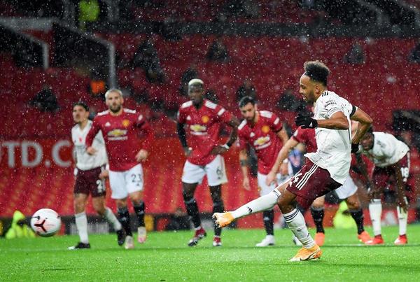 Arsenal sorprende al United en Old Trafford