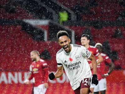 Aubameyang hunde más al Manchester United