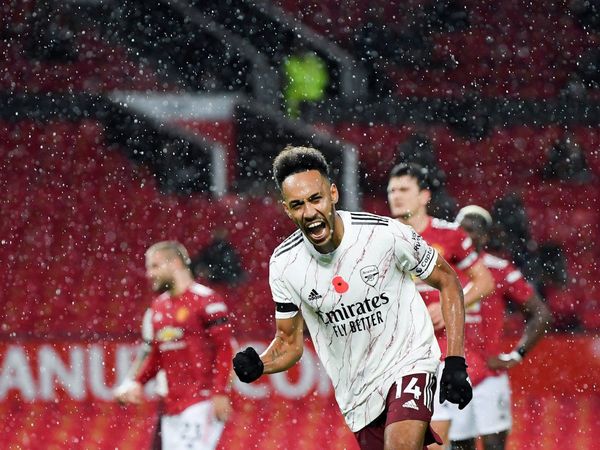 Aubameyang hunde más al Manchester United