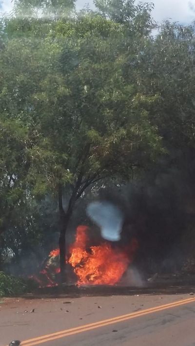 San Alberto: Automovilista muere calcinado tras violento choque y vuelco - ABC en el Este - ABC Color