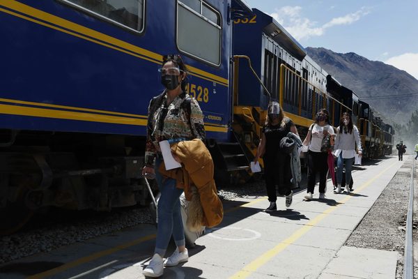 Los primeros turistas en volver a Machu Picchu tras cuarentena llegan en tren - MarketData