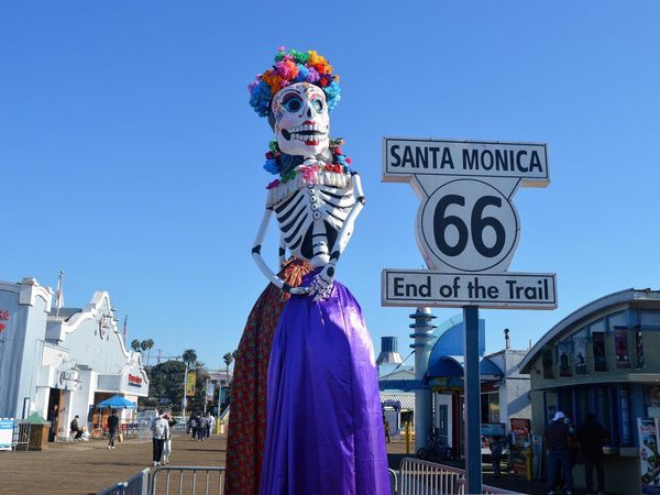 Las Catrinas gigantes de un artista mexicano brillan en California