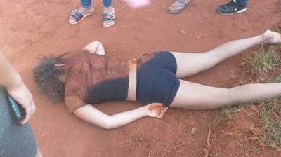 Arrojan a mujer a la calle desde un auto en movimiento