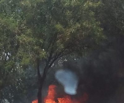 Joven muere calcinado tras choque y vuelco