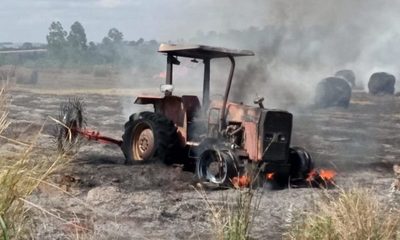 Fuego consume máquina agrícola