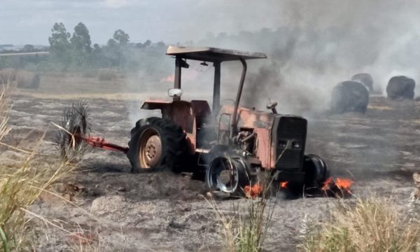 Fuego consume máquina agrícola