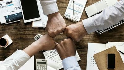 Administrativos y comerciales son los más requeridos en el mercado laboral (pero con nuevas habilidades)