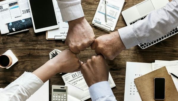 Administrativos y comerciales son los más requeridos en el mercado laboral (pero con nuevas habilidades)