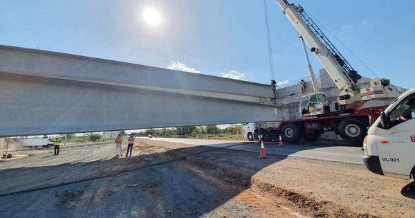 La Nación / Montan vigas para el viaducto Falcón-Remanso