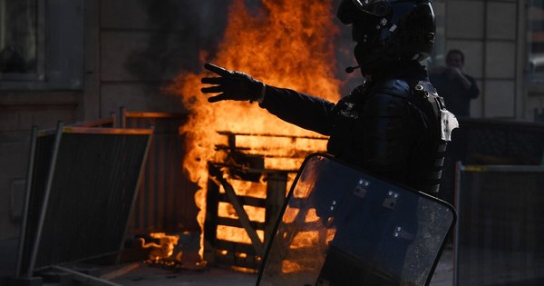La Nación / Incidentes en ciudades de Francia