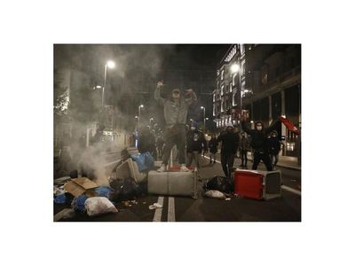Aumenta resistencia en Europa a las medidas de confinamiento