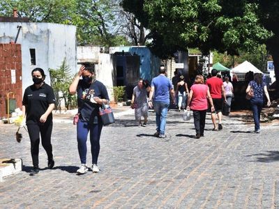 Alta concurrencia se registra en cementerios del país