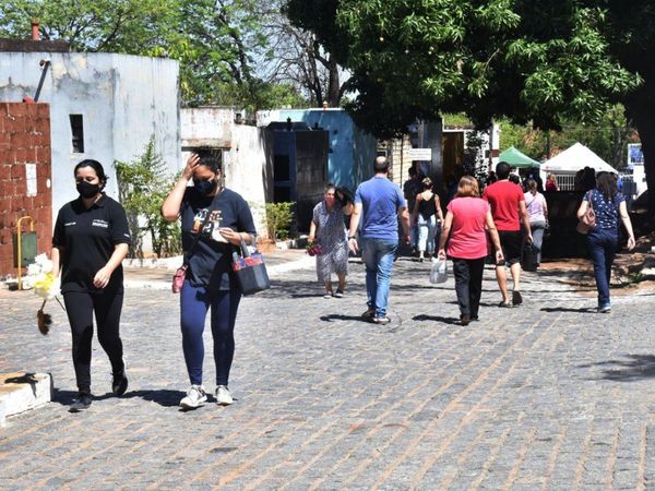 Alta concurrencia se registra en cementerios del país