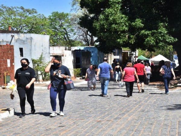 Alta concurrencia se registra en cementerios del país