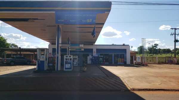 Motochorros roban dinero y celulares de un surtidor