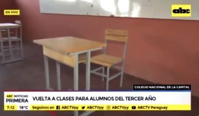 Alumnos del último año retoman clases con estrictas medidas sanitarias
