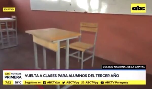 Alumnos del último año retoman clases con estrictas medidas sanitarias