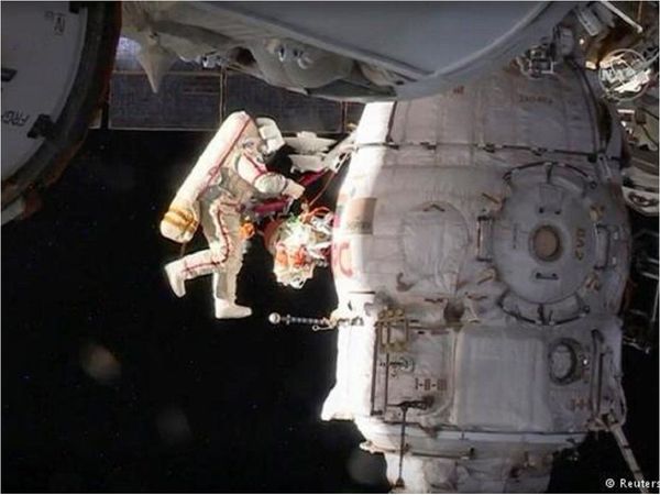 Dos cosmonautas efectuarán una caminata espacial de seis horas