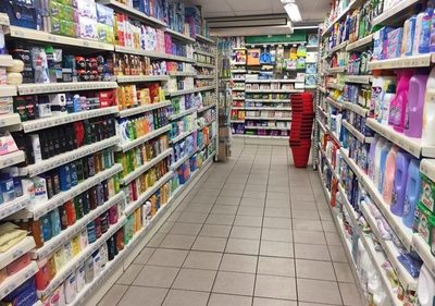 Francia prohíbe la venta de productos no esenciales en supermercados