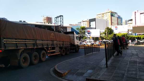 El paso de camiones en horario de diurno genera caos y más trastorno en el puente