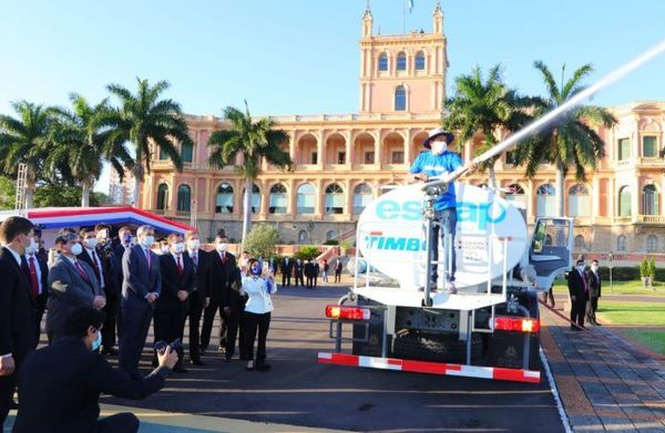 Yacyretá entrega camiones tanque regadores a la Essap para mitigar escasez de agua