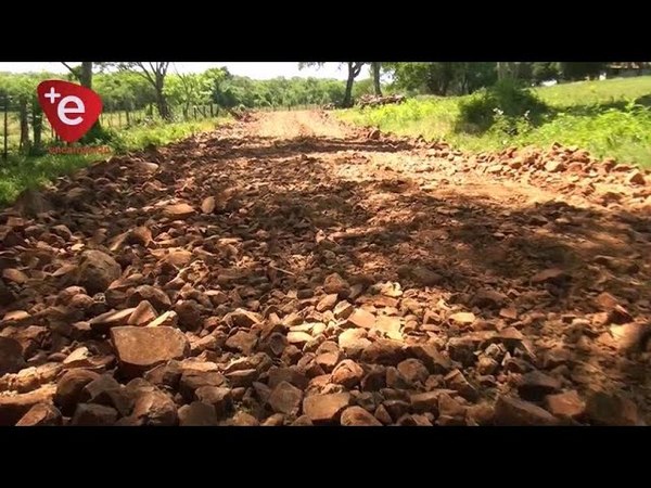 Mediante colaboración de vecinos y pollada logran mejorar caminos del B° Santa Rita