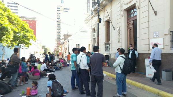 HOY / Indígenas exigen la construcción de viviendas sociales al Ministerio de Urbanismo