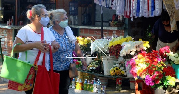 La Nación / Miles de personas visitan a sus difuntos en cementerios de Asunción