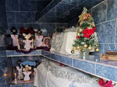 Adornó con arbolito el panteón de su mamá, que amaba la Navidad