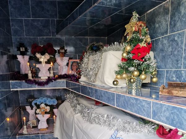 Adornó con arbolito el panteón de su mamá, que amaba la Navidad