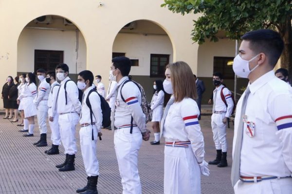 Estudiantes del tercer año retornaron este lunes a las clases presenciales cumpliendo con las medidas higiénicas