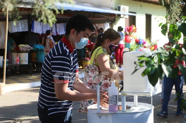 Crónica / Familiares visitan a sus difuntos en modo covid