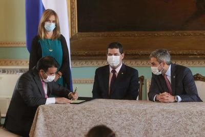 Óscar Llamosas juró como nuevo ministro de Hacienda - El Trueno