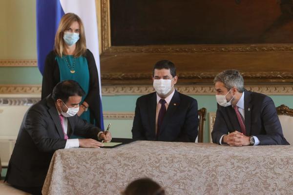Óscar Llamosas juró como nuevo ministro de Hacienda - El Trueno