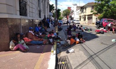 Indígenas de Alto Paraná y Caaguazú apostados frente al Ministerio de Urbanismo y Vivienda