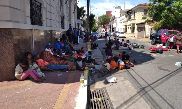 Indígenas de Alto Paraná y Caaguazú apostados frente al Ministerio de Urbanismo y Vivienda