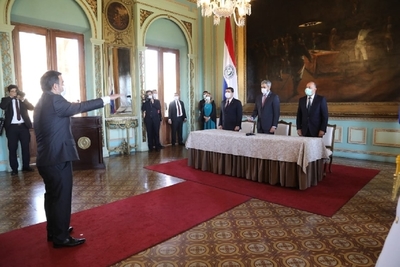 Óscar Llamosas jura como nuevo ministro de Hacienda