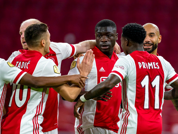 Once jugadores de Ajax dan positivo por coronavirus