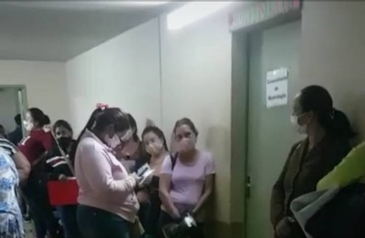 HOY / Pacientes oncológicas esperan de pie en un pasillo para ser atendidas en Itauguá