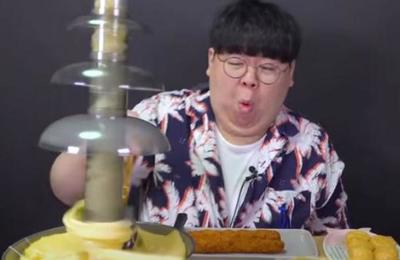 Youtuber es víctima de un 'ataque' de queso fundido y consigue más de 3 millones de reproducciones - SNT