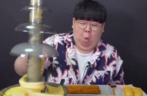 Youtuber es víctima de un 'ataque' de queso fundido y consigue más de 3 millones de reproducciones - C9N