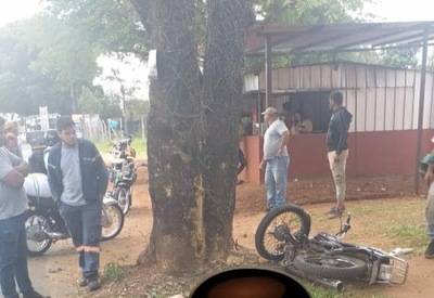 Grave accidente: motociclista choca contra árbol